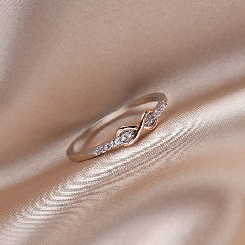 "Elegant infinityring för damer, symboliserar evig kärlek med oändlig knut, tillgänglig i rosa guld, silver, guld."