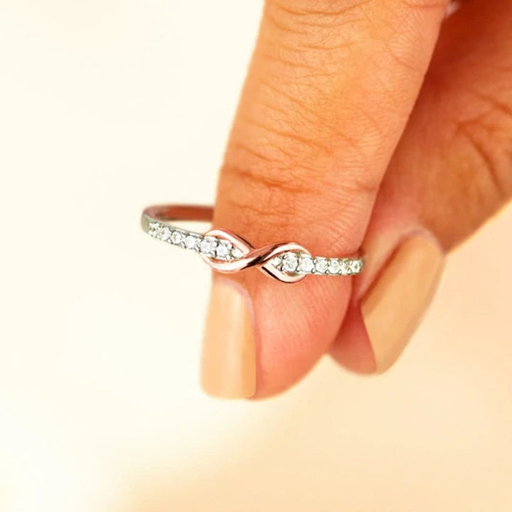 "Elegant infinityring för damer, symboliserar evig kärlek med oändlig knut, tillgänglig i rosa guld, silver, guld."