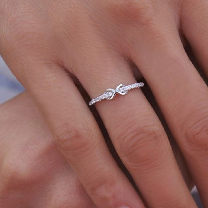"Elegant infinityring för damer, symboliserar evig kärlek med oändlig knut, tillgänglig i rosa guld, silver, guld."