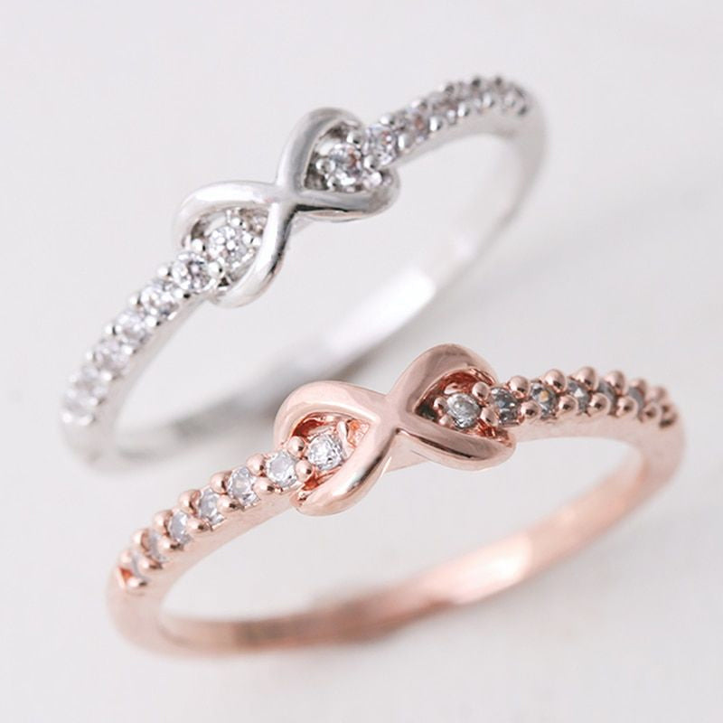 "Elegant infinityring för damer, symboliserar evig kärlek med oändlig knut, tillgänglig i rosa guld, silver, guld."