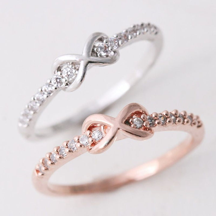 "Elegant infinityring för damer, symboliserar evig kärlek med oändlig knut, tillgänglig i rosa guld, silver, guld."