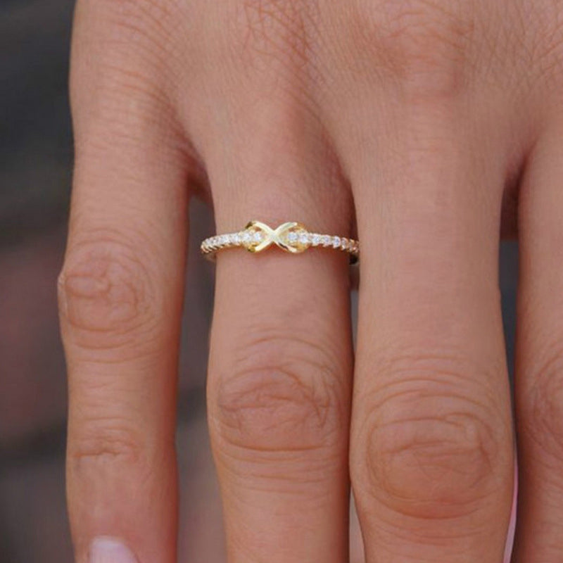 "Elegant infinityring för damer, symboliserar evig kärlek med oändlig knut, tillgänglig i rosa guld, silver, guld."