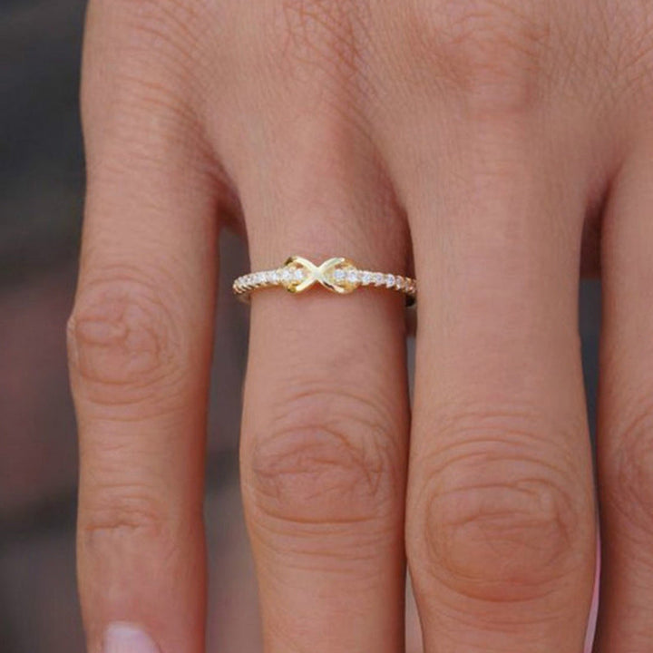 "Elegant infinityring för damer, symboliserar evig kärlek med oändlig knut, tillgänglig i rosa guld, silver, guld."