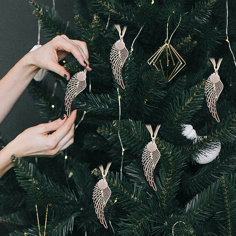 "Elegant juldekoration i brons med änglavingar, perfekt för att hylla familjens kärlek och prydnad i hemmet."