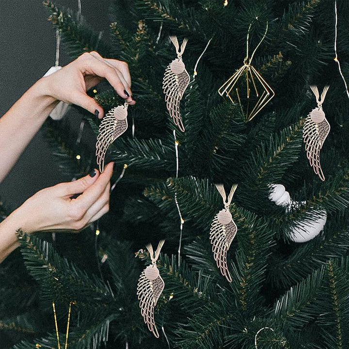 "Elegant juldekoration i brons med änglavingar, perfekt för att hylla familjens kärlek och prydnad i hemmet."