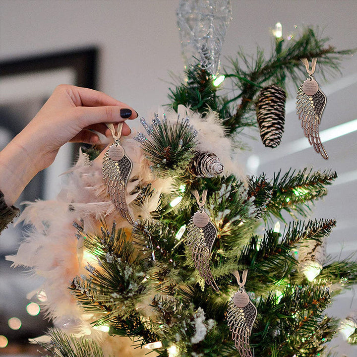 "Elegant juldekoration i brons med änglavingar, perfekt för att hylla familjens kärlek och prydnad i hemmet."