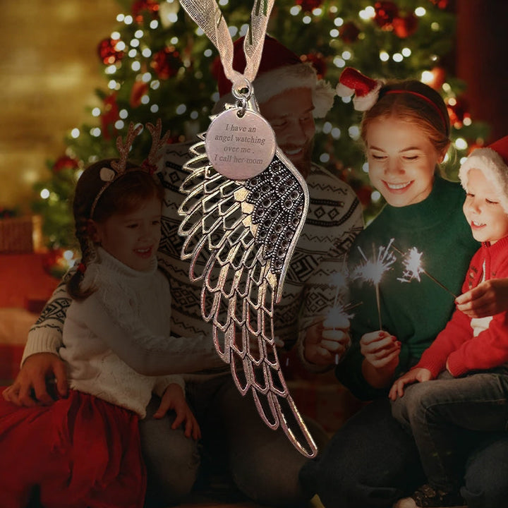 "Elegant juldekoration i brons med änglavingar, perfekt för att hylla familjens kärlek och prydnad i hemmet."