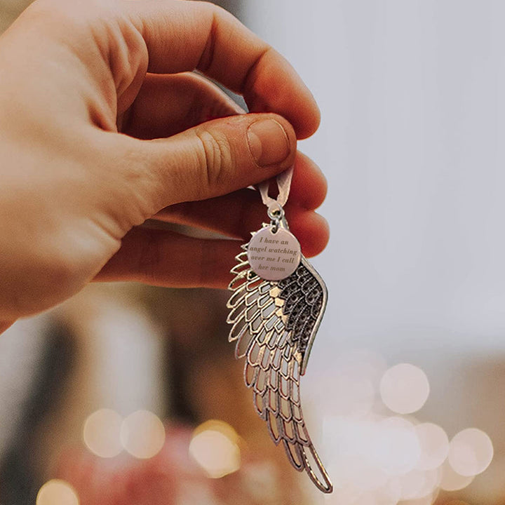 "Elegant juldekoration i brons med änglavingar, perfekt för att hylla familjens kärlek och prydnad i hemmet."