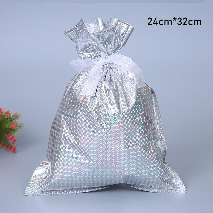 "Elegant julklappspåse i aluminiumfolie med festliga mönster för hållbar gåvoinpackning under julgranen."