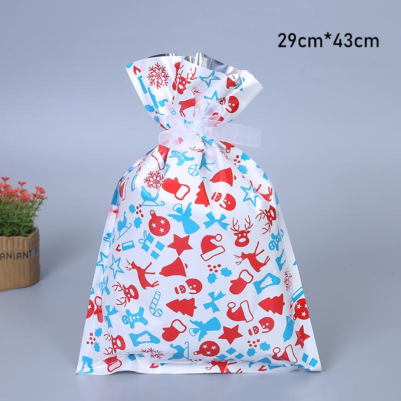 "Elegant julklappspåse i aluminiumfolie med festliga mönster för hållbar gåvoinpackning under julgranen."
