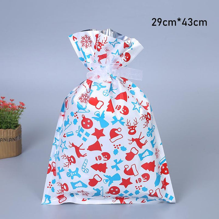 "Elegant julklappspåse i aluminiumfolie med festliga mönster för hållbar gåvoinpackning under julgranen."