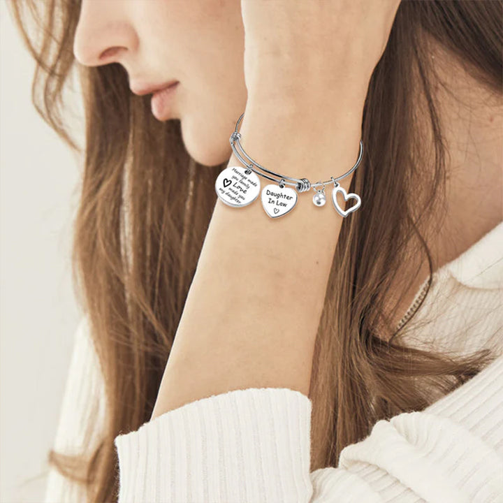 "Elegant justerbar armring i rostfritt stål med ingraverat meddelande, perfekt gåva för svärdotter, symboliserar kärlek."