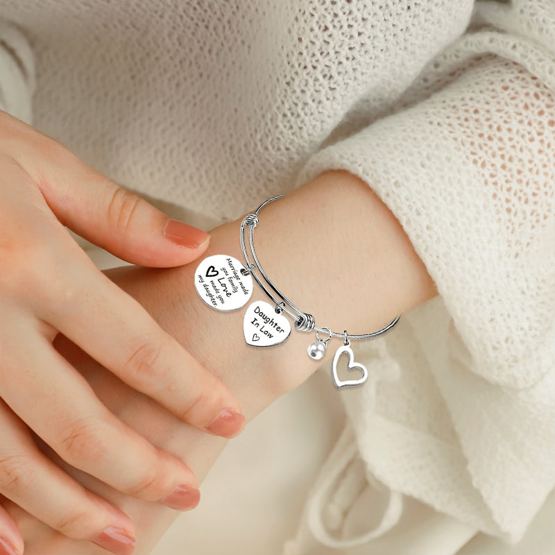 "Elegant justerbar armring i rostfritt stål med ingraverat meddelande, perfekt gåva för svärdotter, symboliserar kärlek."