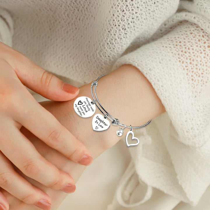"Elegant justerbar armring i rostfritt stål med ingraverat meddelande, perfekt gåva för svärdotter, symboliserar kärlek."