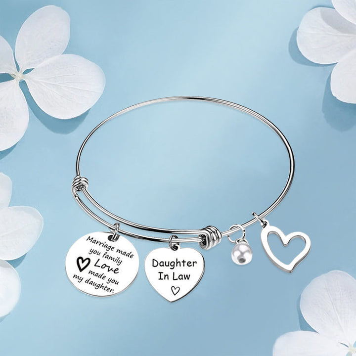 "Elegant justerbar armring i rostfritt stål med ingraverat meddelande, perfekt gåva för svärdotter, symboliserar kärlek."
