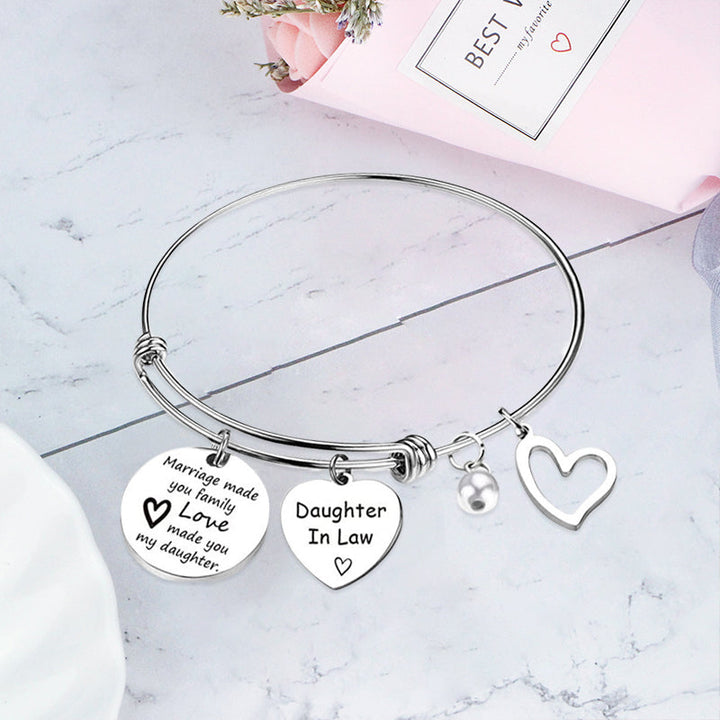 "Elegant justerbar armring i rostfritt stål med ingraverat meddelande, perfekt gåva för svärdotter, symboliserar kärlek."