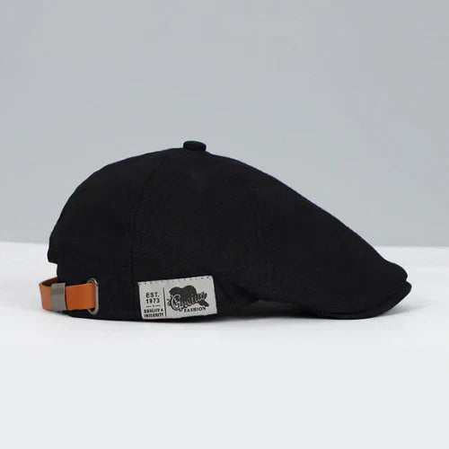 Klassisk elegant basker för män med justerbar passform, en stilfull modeaccessoar året runt.