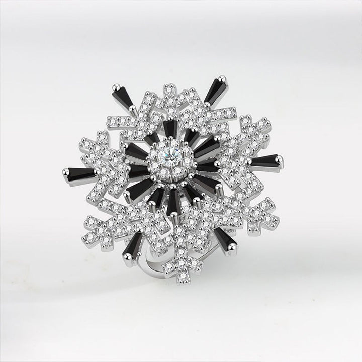 "Elegant justerbar damring med iögonfallande snöflingedesign, tillverkad i koppar och zirkon, perfekt accessoar."