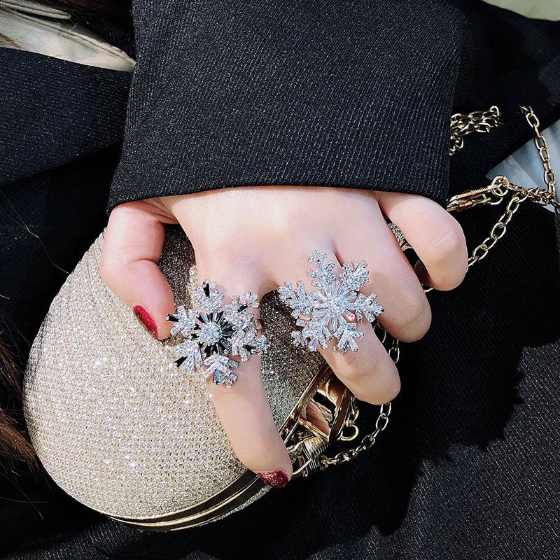 "Elegant justerbar damring med iögonfallande snöflingedesign, tillverkad i koppar och zirkon, perfekt accessoar."