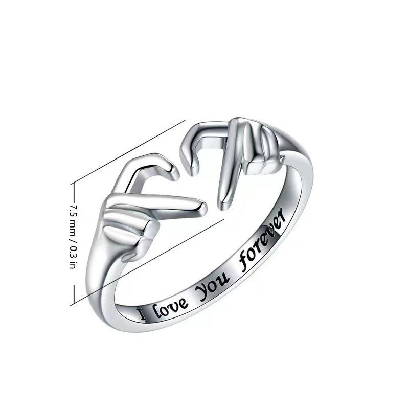 Elegant justerbar ring för kvinnor i guld med tidlös design, reflekterar elegans och är perfekt för speciella stunder.