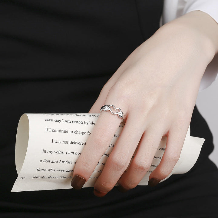 Elegant justerbar ring för kvinnor i guld med tidlös design, reflekterar elegans och är perfekt för speciella stunder.