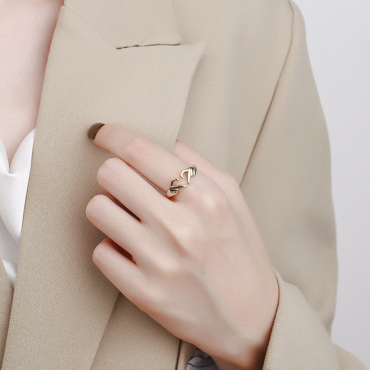 Elegant justerbar ring för kvinnor i guld med tidlös design, reflekterar elegans och är perfekt för speciella stunder.