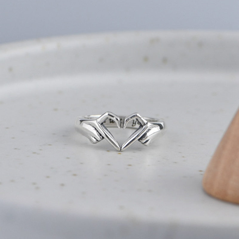 Elegant justerbar ring för kvinnor i guld med tidlös design, reflekterar elegans och är perfekt för speciella stunder.