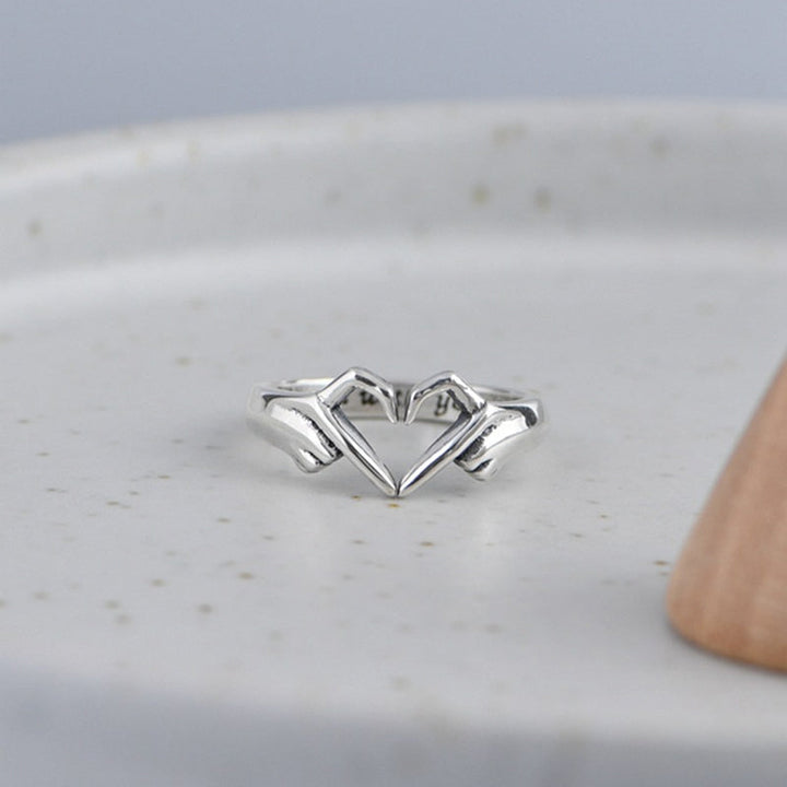 Elegant justerbar ring för kvinnor i guld med tidlös design, reflekterar elegans och är perfekt för speciella stunder.