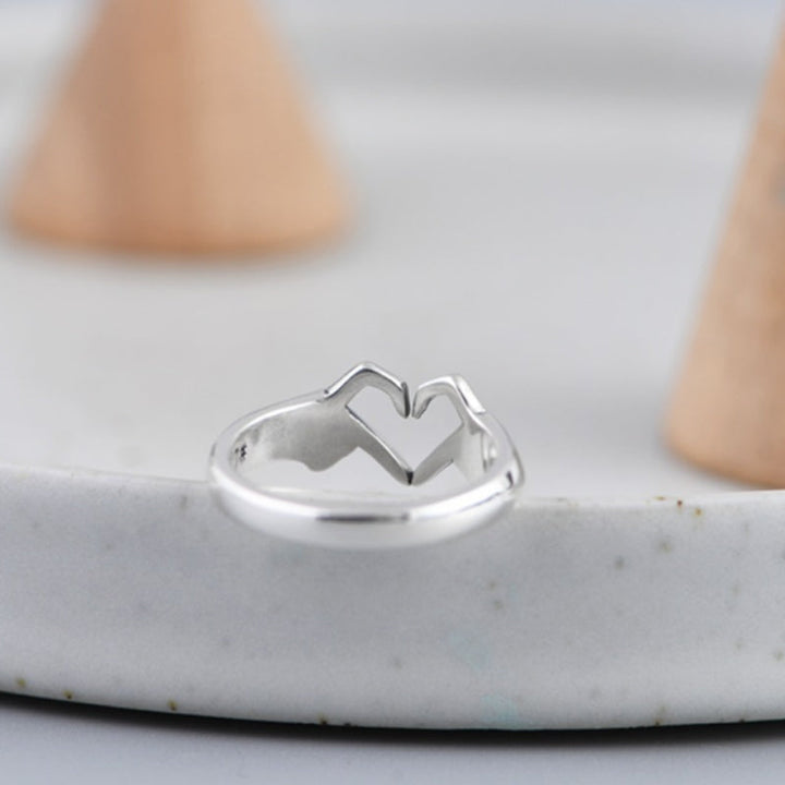 Elegant justerbar ring för kvinnor i guld med tidlös design, reflekterar elegans och är perfekt för speciella stunder.