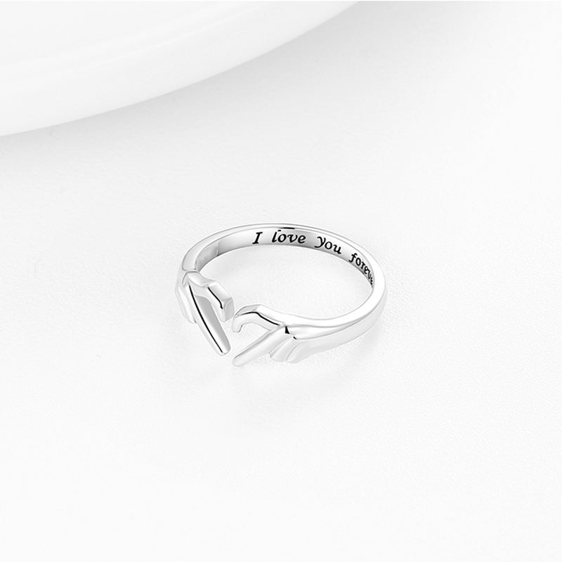 Elegant justerbar ring för kvinnor i guld med tidlös design, reflekterar elegans och är perfekt för speciella stunder.