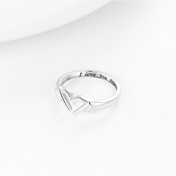 Elegant justerbar ring för kvinnor i guld med tidlös design, reflekterar elegans och är perfekt för speciella stunder.