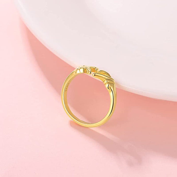 Elegant justerbar ring för kvinnor i guld med tidlös design, reflekterar elegans och är perfekt för speciella stunder.
