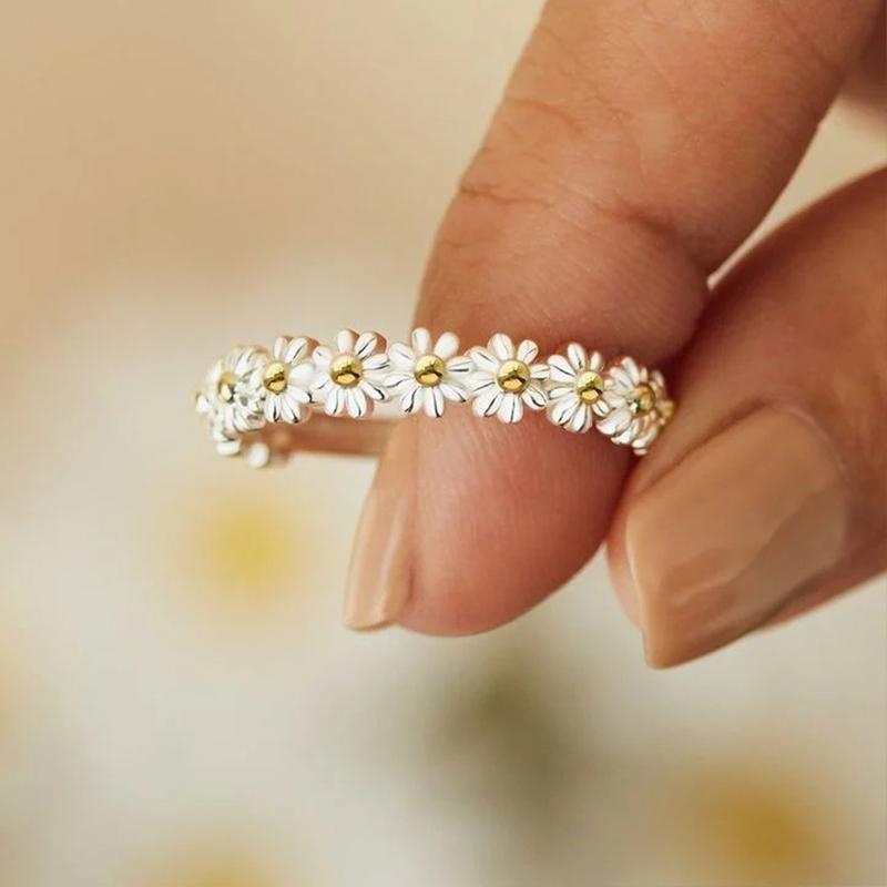 "Elegant justerbar ring för kvinnor med små tusenskönor, silverfärgad, symboliserar glädje och oskyldighet."