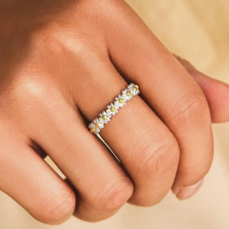 "Elegant justerbar ring för kvinnor med små tusenskönor, silverfärgad, symboliserar glädje och oskyldighet."