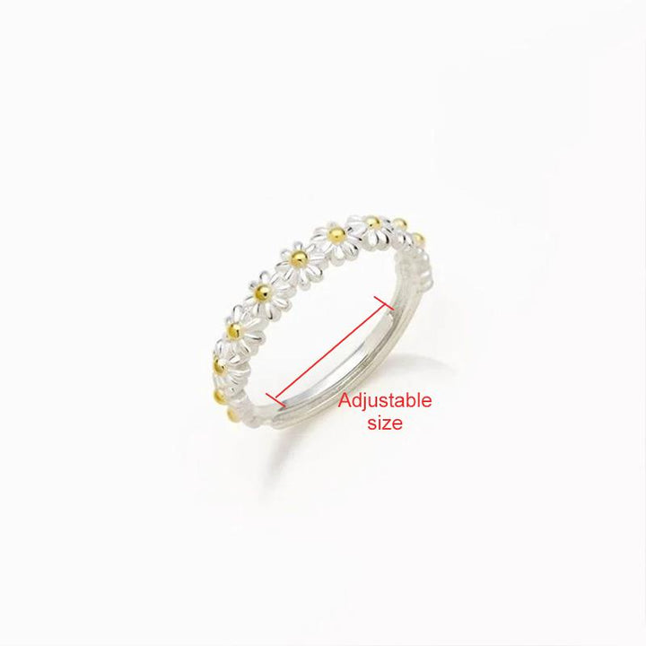 "Elegant justerbar ring för kvinnor med små tusenskönor, silverfärgad, symboliserar glädje och oskyldighet."