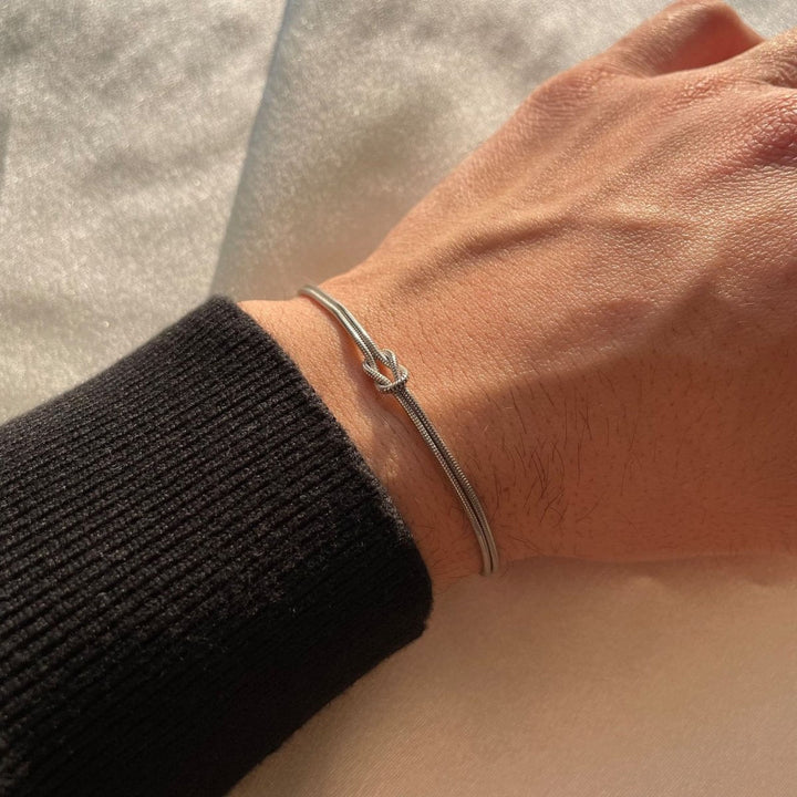 Vackert damarmband med justerbar kärleksknop. Ett elegant smycke som passar perfekt som present.