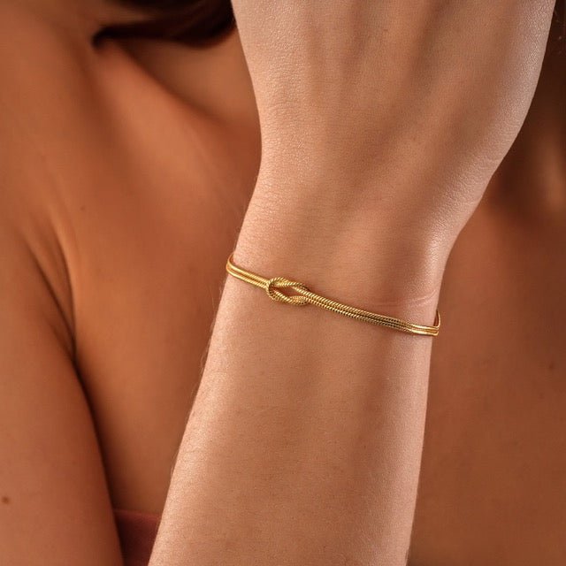 Damarmband kärleksknop, justerbart. En elegant och minimalistisk accessoar, perfekt för att komplettera din look.