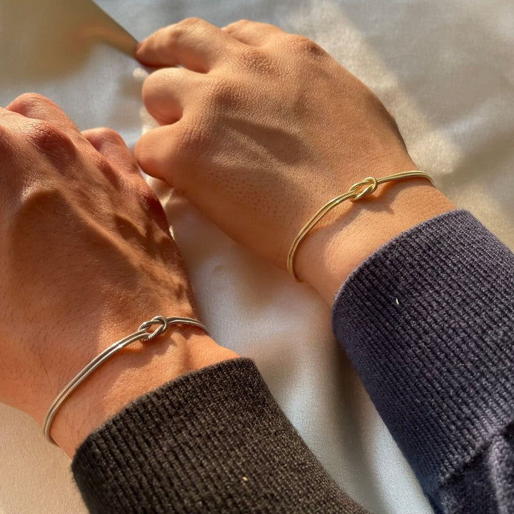Silverpläterat damarmband kärleksknop, justerbart. Minimalistisk elegans, perfekt accessoar för damer.