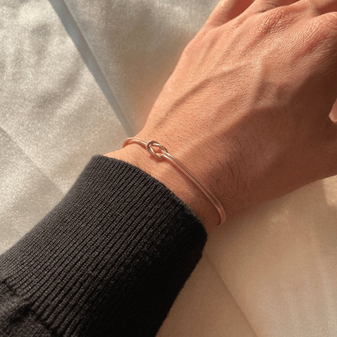 Damarmband kärleksknop, justerbart och elegant. Ett tidlöst smycke för kvinnor, perfekt för vardag.
