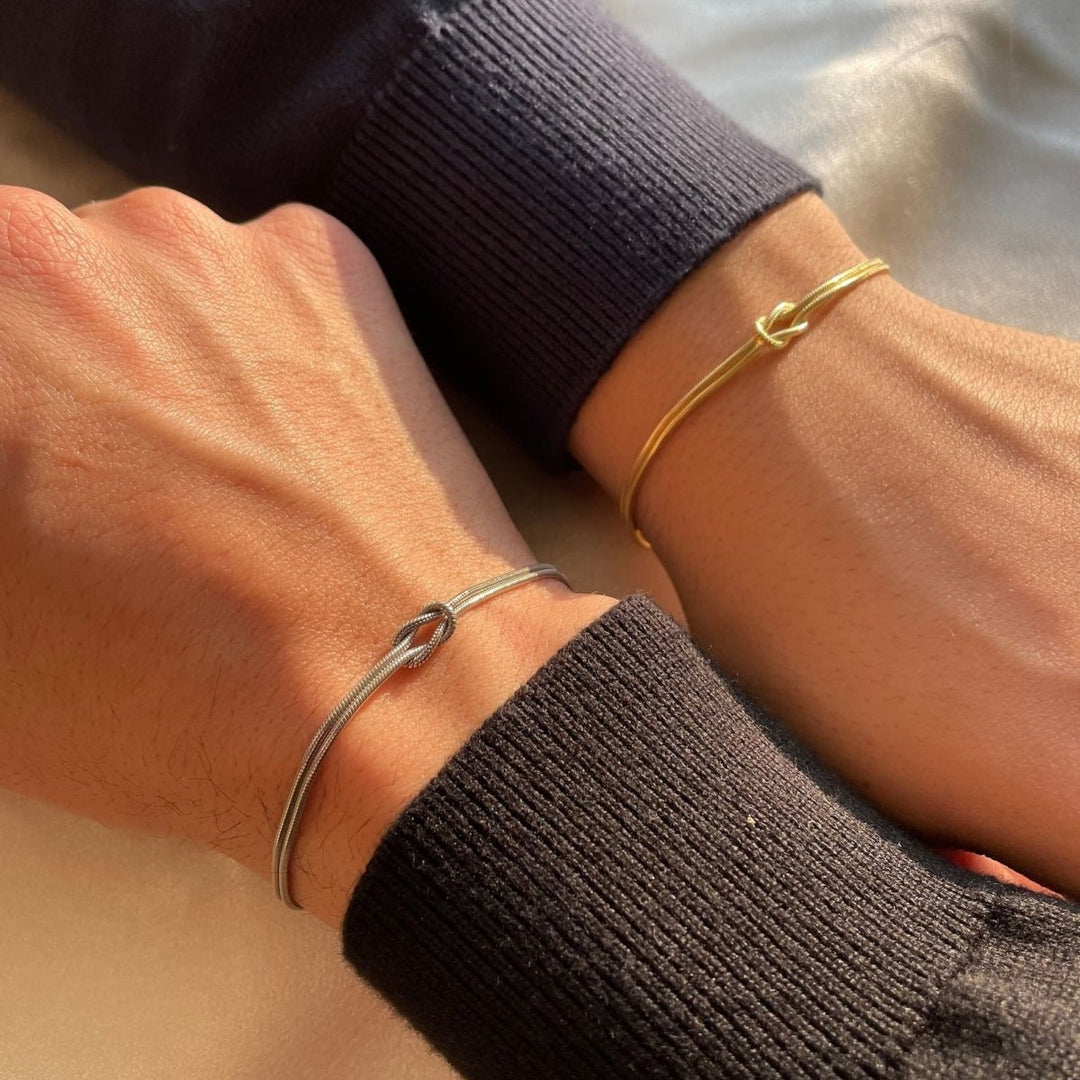 Feminint damarmband med kärleksknop. Justerbart och elegant smycke, en glänsande accessoar.