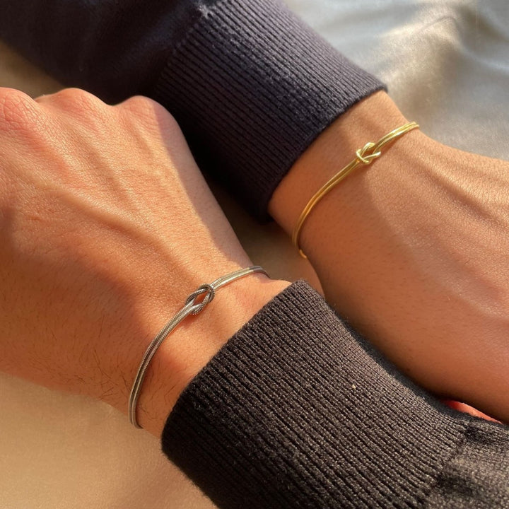 Feminint damarmband med kärleksknop. Justerbart och elegant smycke, en glänsande accessoar.