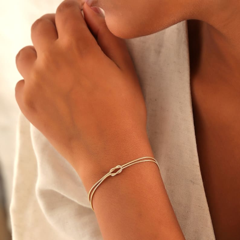 Presenttips: Elegant justerbart damarmband med kärleksknop. Ett uppskattat smycke för alla tillfällen.