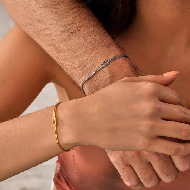 Armband dam med justerbar kärleksknop. Stilrent och minimalistiskt smycke, lätt att bära.