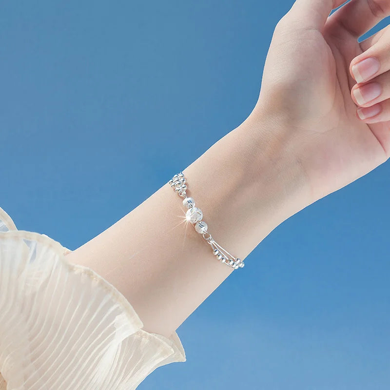 "Elegant justerbart pärlarmband för kvinnor i silver med sofistikerade pärlor och robust kopparmaterial, tidlös elegans."