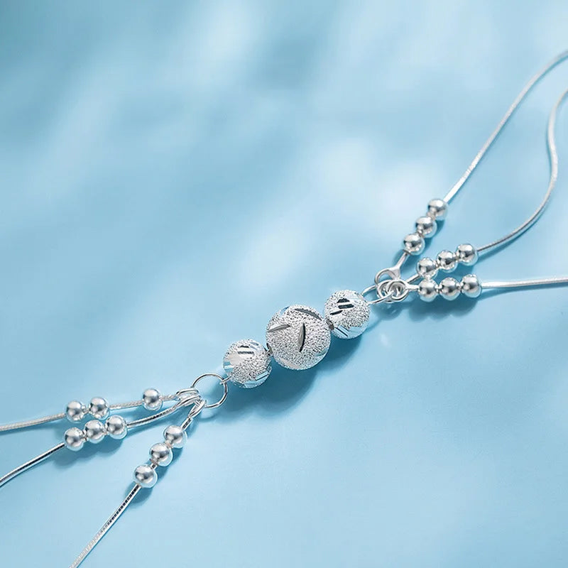 "Elegant justerbart pärlarmband för kvinnor i silver med sofistikerade pärlor och robust kopparmaterial, tidlös elegans."