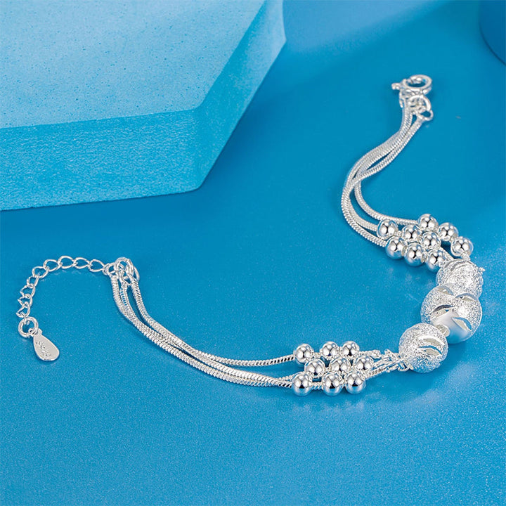 "Elegant justerbart pärlarmband för kvinnor i silver med sofistikerade pärlor och robust kopparmaterial, tidlös elegans."