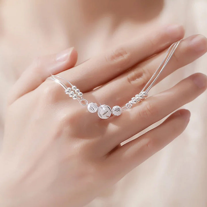 "Elegant justerbart pärlarmband för kvinnor i silver med sofistikerade pärlor och robust kopparmaterial, tidlös elegans."