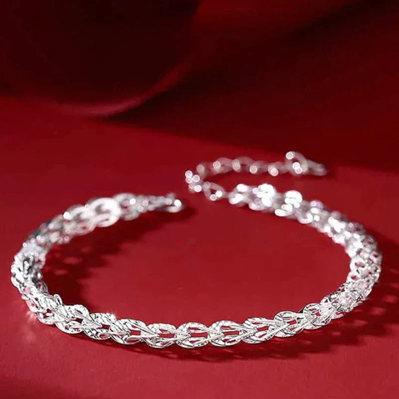 "Elegant justerbart Phoenix armband i guld/silver med unikt fjädermotiv, perfekt kvinnligt smycke för alla tillfällen."