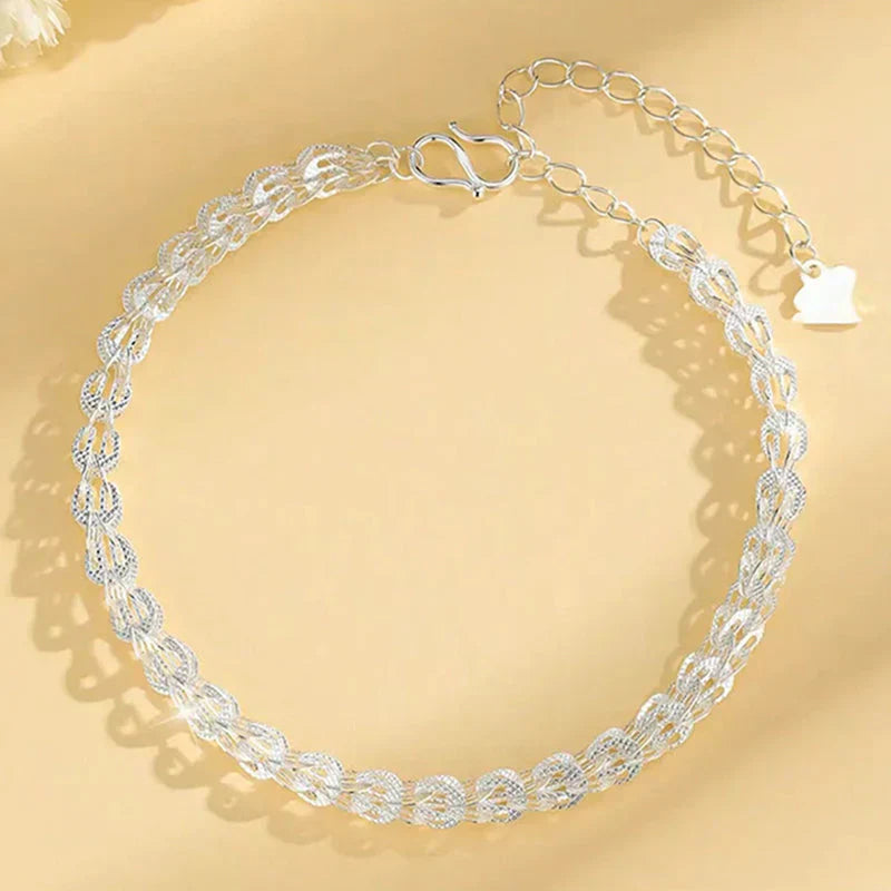 "Elegant justerbart Phoenix armband i guld/silver med unikt fjädermotiv, perfekt kvinnligt smycke för alla tillfällen."