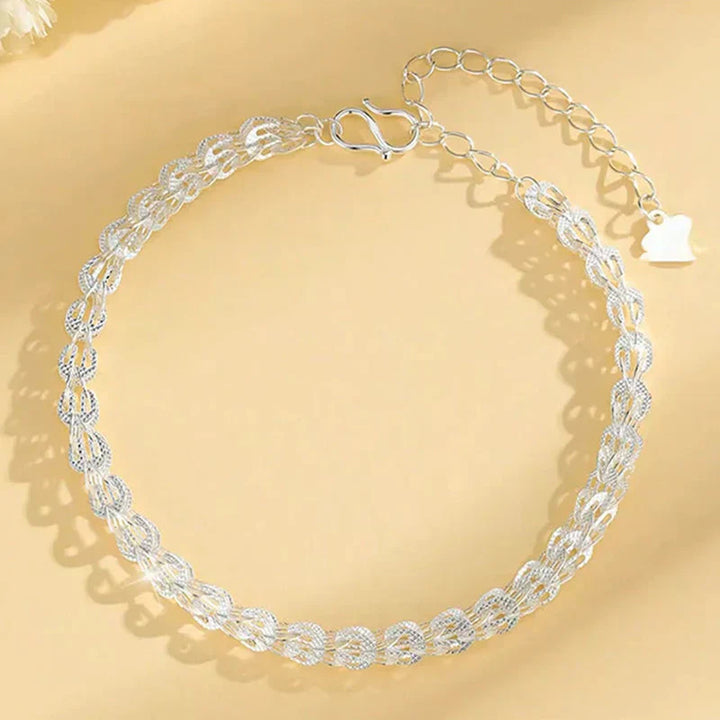 "Elegant justerbart Phoenix armband i guld/silver med unikt fjädermotiv, perfekt kvinnligt smycke för alla tillfällen."